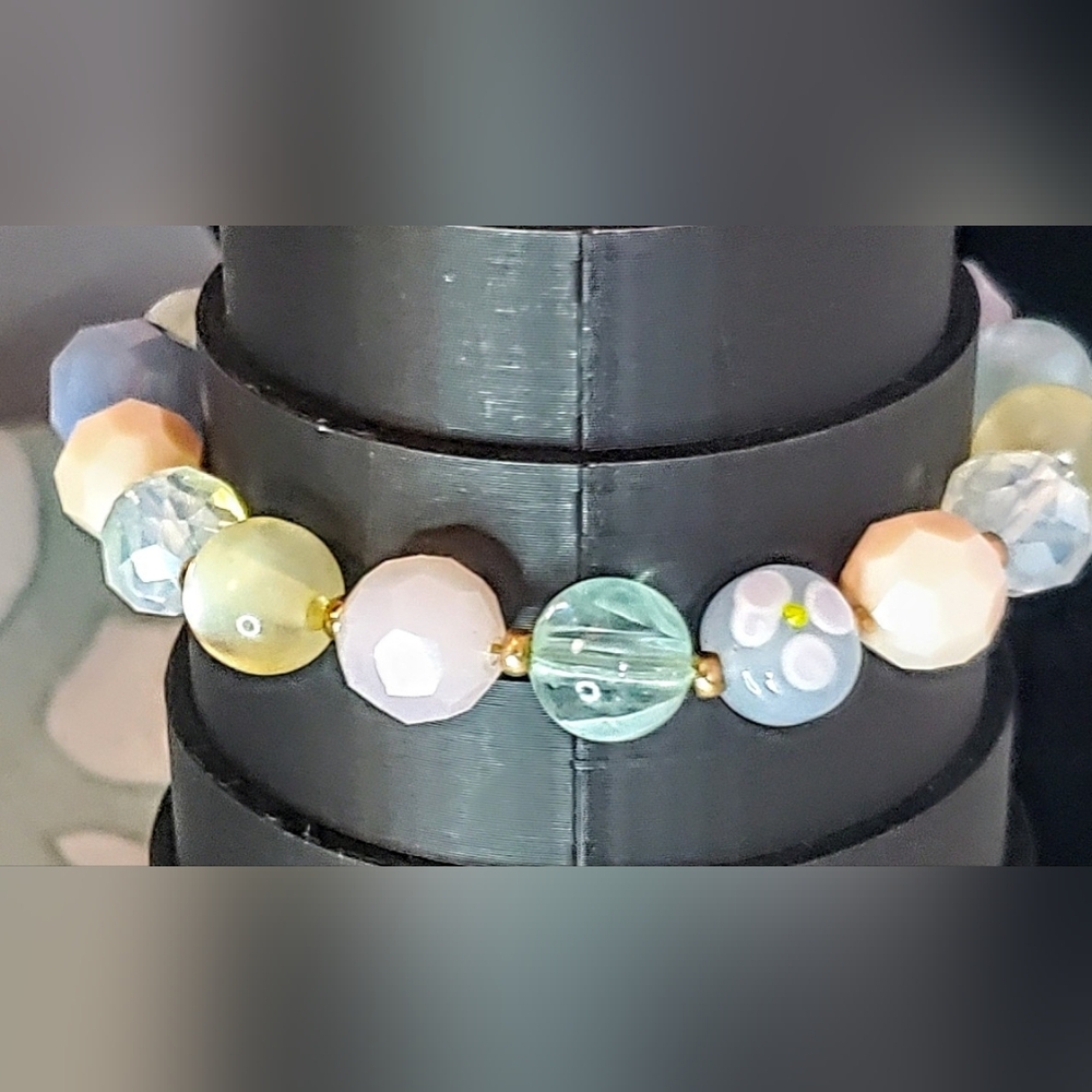 2 Beautiful Faceted Stone Beads Bracelet Floral Accents. Set Of 2. - Picture 8 of 9